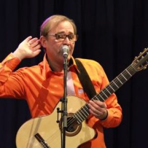 Bilde av Nicolay Leganger som lytter på publikum under en konsert i Knarvik. Foto Audun Engesbak